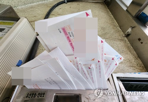숨진 '청년 빌라왕' 자택에 쌓인 체납고지서.<연합뉴스 자료사진>